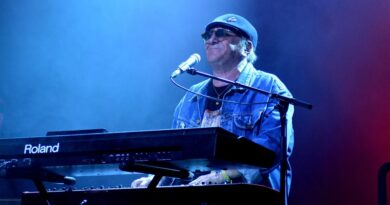 A tradição regressa a Albufeira com barcos na praia, folclore e concerto de José Cid