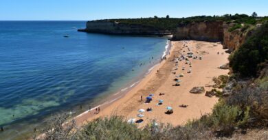 Quatro praias do Algarve interditas a banhos por contaminação da água