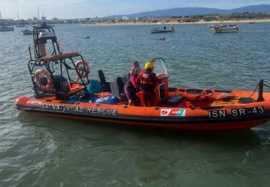 Ondulação e vento obrigam a resgate de canoísta no Algarve