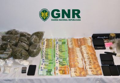 Lagos: GNR detém suspeito de tráfico e apreende mais de 2 mil doses de droga e 38 mil euros Lagos: GNR detém suspeito de tráfico e apreende mais de 2 mil doses de droga e 38 mil euros