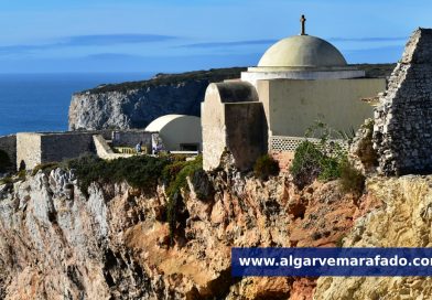 Foto do dia: a capela algarvia que desafia o abismo