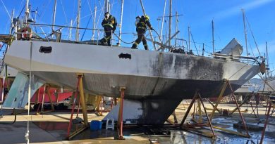 Fogo danifica embarcação