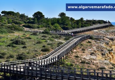 Foto do dia: este passadiço icónico do Algarve liga um forte a uma boneca