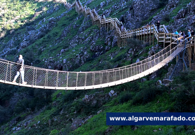 Foto do dia: a ponte suspensa que oferece emoções fortes na serra algarvia