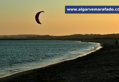Foto do dia: esta praia algarvia tem forma de lua e fica numa baía