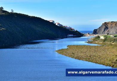 Foto do dia: a ribeira que liga a maior serra do Algarve à praia maravilha