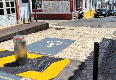 Pilaretes travam acesso de carros ao centro de Alvor
