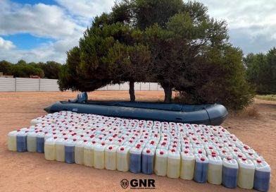 GNR apreende lancha, cinco viaturas e combustível em praia do Algarve