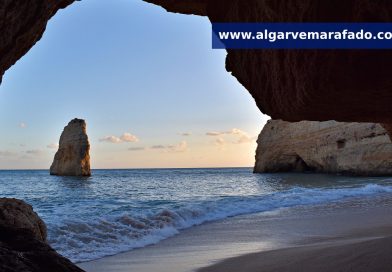 Foto do dia: esta praia mágica do Algarve tem um túnel e uma beleza especial