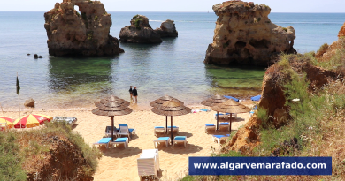 A pequena e secreta praia de Albufeira que é guardada por rochas gigantes (com vídeo)