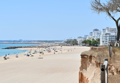 Mais reforço de areia em praias do concelho de Loulé
