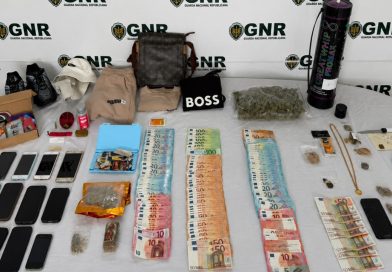 Algarve: GNR apreende centenas de doses de droga e mais de 6 mil euros. Três detidos
