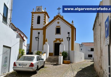Foto do dia: a igreja de uma povoação algarvia conhecida pela sua gastronomia