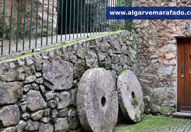 Foto do dia: o moinho escondido na serra que marca a história de um concelho algarvio