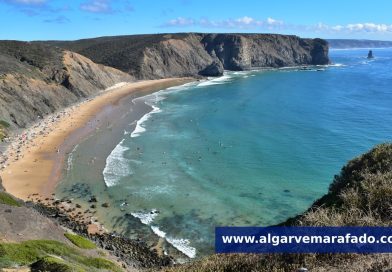 Foto do dia: a praia algarvia que tem arribas negras, surfistas e… uma agulha