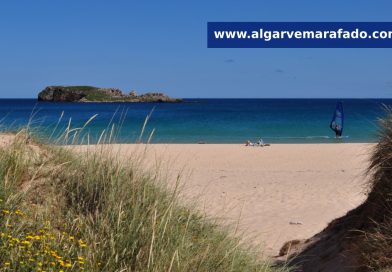Foto do dia: a praia algarvia com vista para ilhas e um porto, que já acolheu uma olaria romana