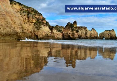 Foto do Dia: o encanto de uma pequena praia algarvia escondida entre rochedos