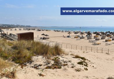 Foto do dia: esta gigante praia do Algarve fica numa baía e estende-se de uma ribeira a uma ria