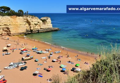 Foto do dia: esta praia algarvia tem nome sagrado e um túnel impressionante