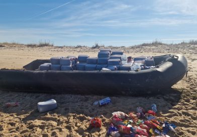 Embarcação encalhada na Ria Formosa escondia milhares de litros de combustível