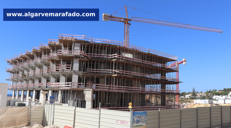 Venha espreitar as obras de construção de polémico hotel de 50 milhões de euros (com fotos) Venha espreitar as obras de construção de polémico hotel de 50 milhões de euros (com fotos)