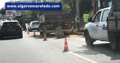 Rotura de conduta de água lançou caos no principal acesso a Portimão – Atualização (com fotos)