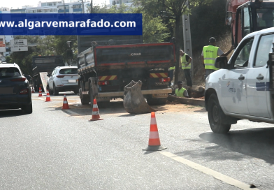Rotura de conduta de água lançou caos no principal acesso a Portimão – Atualização (com fotos)