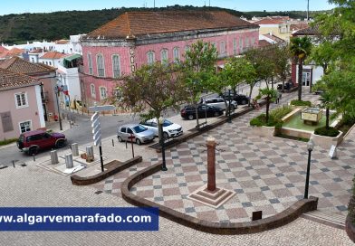 Foto do dia: a praça de uma cidade histórica do Algarve que guarda um símbolo de poder
