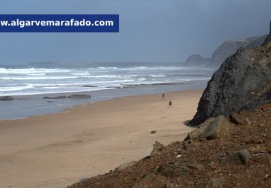 Foto do dia: a praia algarvia onde é possível nadar, pescar e… voar